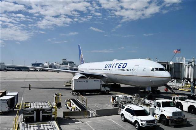 Mỹ: Hãng United Airlines đối mặt khoản phạt lớn do vi phạm an toàn bay